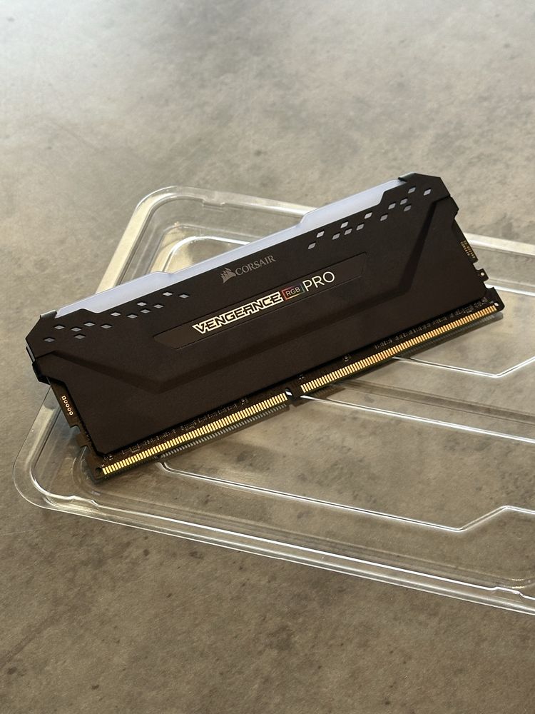 Ram 32GB (4x8GB) Corsair Vengeance RGB PRO DDR4, 3200MHz, CL16