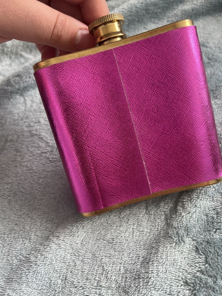 różowa piersiówka marki Juicy Couture