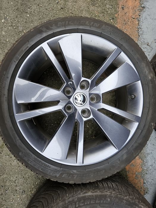 Koła zimowe 235/45r18  Skoda Superb III Felgi oryginalne opony Micheli