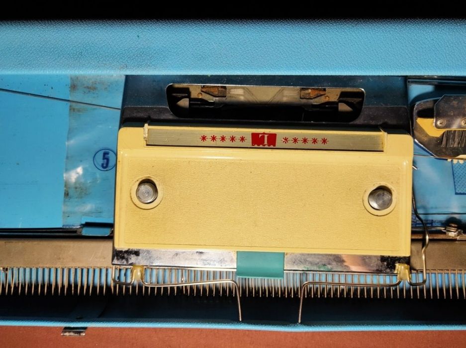 Старая вязальная машинка