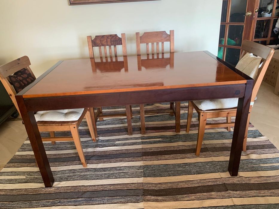 Mesa de madeira maciça com 4 cadeiras