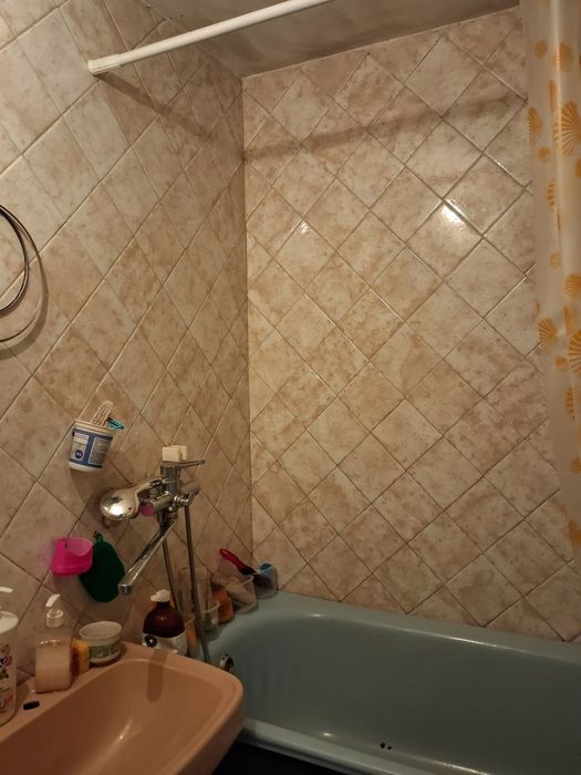 Продам 2 кім на Жадова