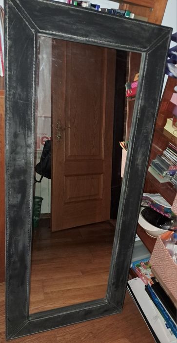 Espelho com moldura preta