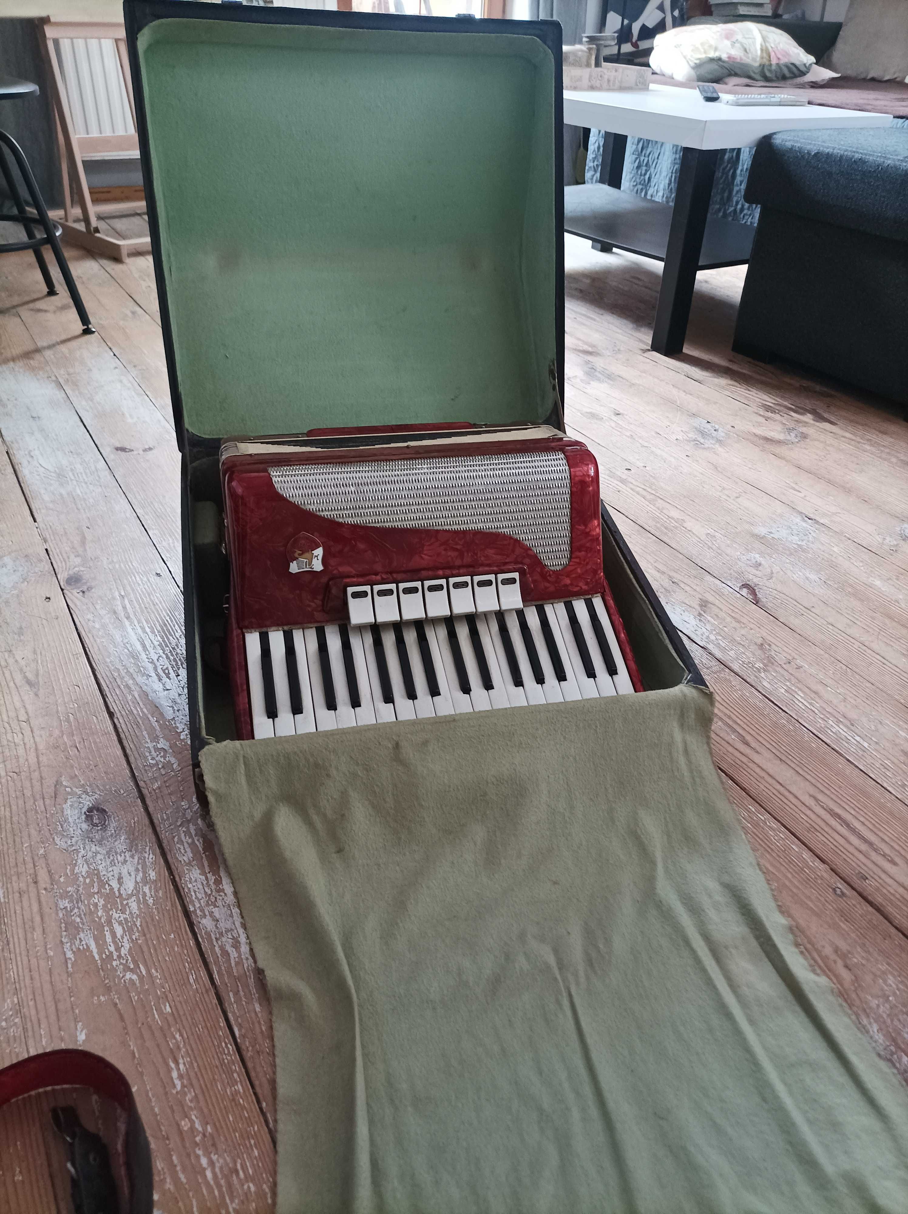 Akordeon 80 basów+ futerał