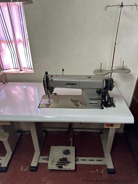 JUKI Maquina de corte e costura e de corte recto