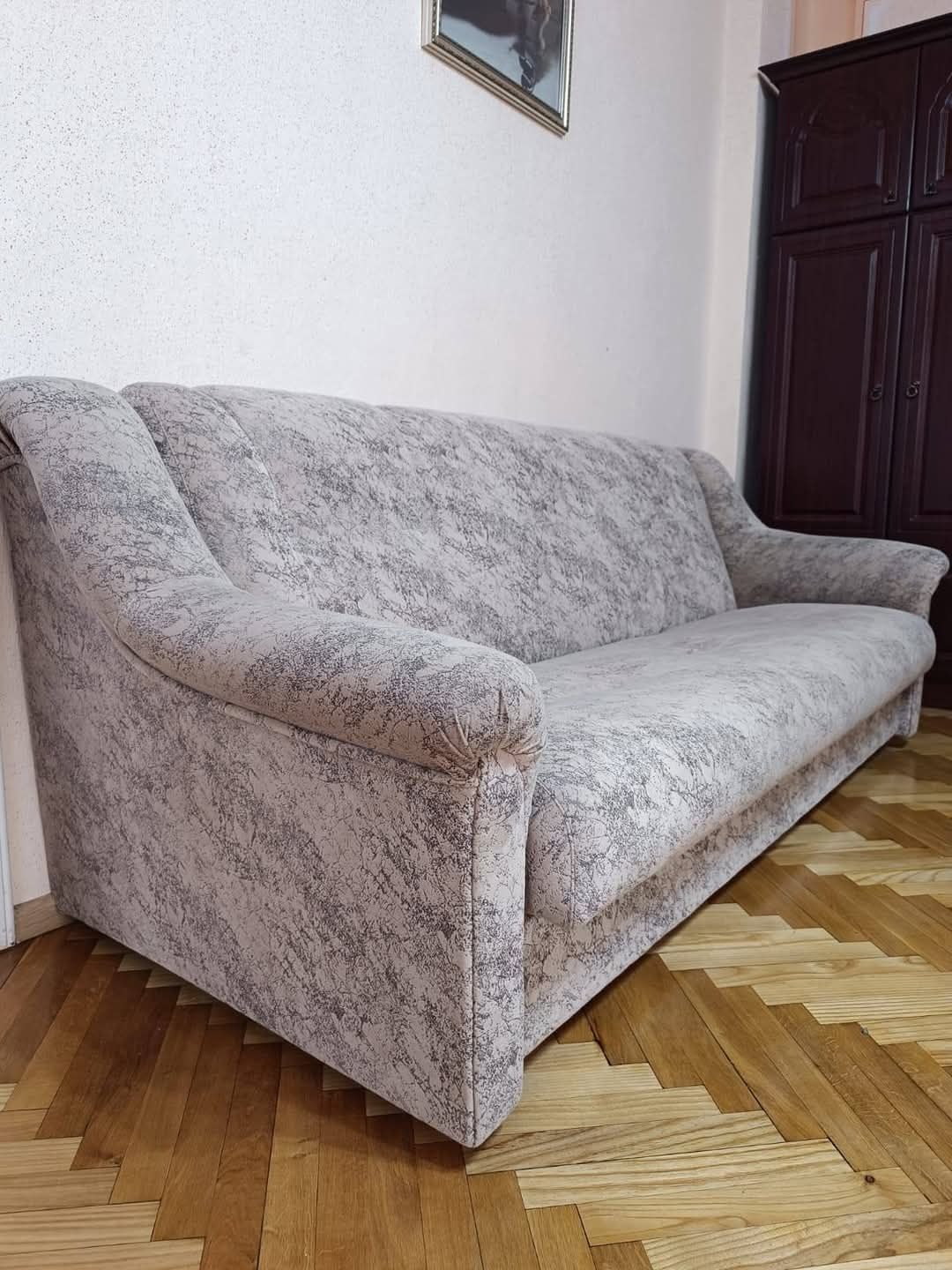 М'які меблі. Диван. Два великі крісла.