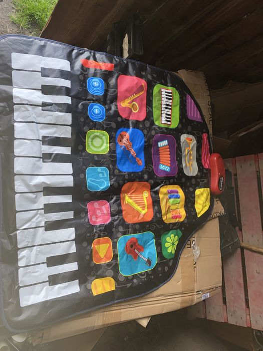 Ogromna mata muzyczna z instrumentami w zestawie baterie