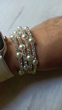 Elegancka bransoletka w kolorze srebrnym z perełkami
