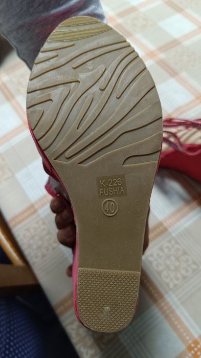 Sandália número 40. Novas nunca usadas.