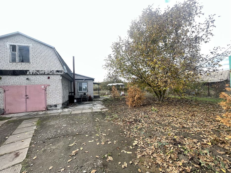 Дом с камином и большим учатком