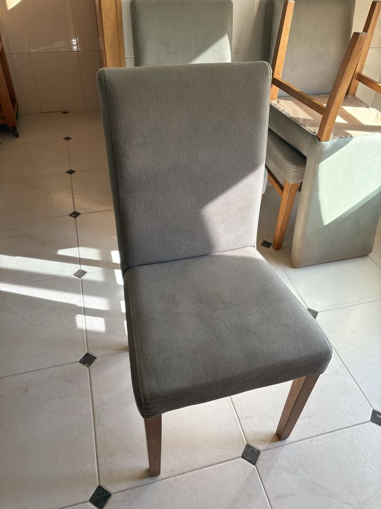 Vendo mesa de jantar com oferta de 4 cadeiras