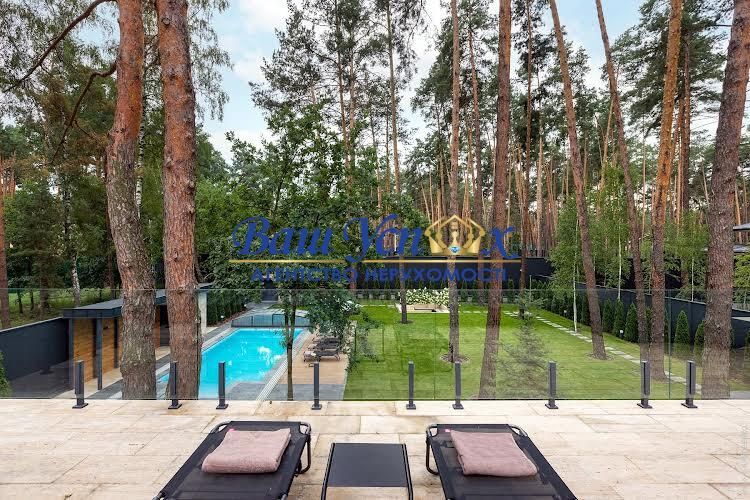 Продаж нового сучасного будинку з басейном в лісі. Плюти