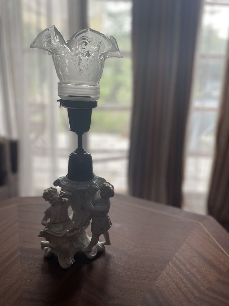 Stara porcelanowa lampka