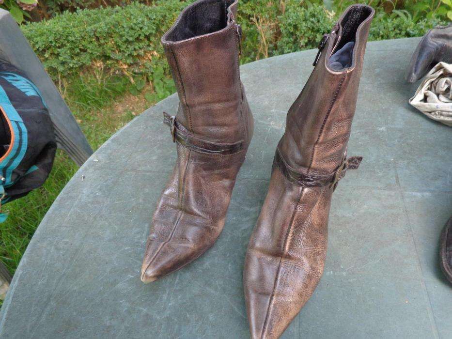 Botas em pele cor castanha nº 39 como novas /lote de sapatos usados