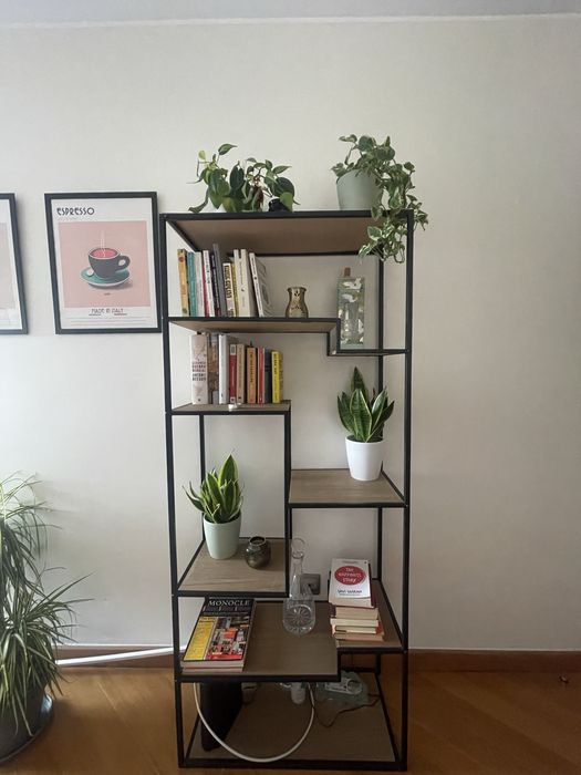 Estante com prateleiras