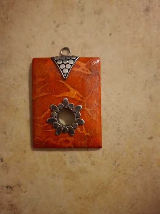 Zawieszka koralowiec w srebrnej oprawie