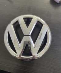 Эмблема решетки радиатора на Volkswagen