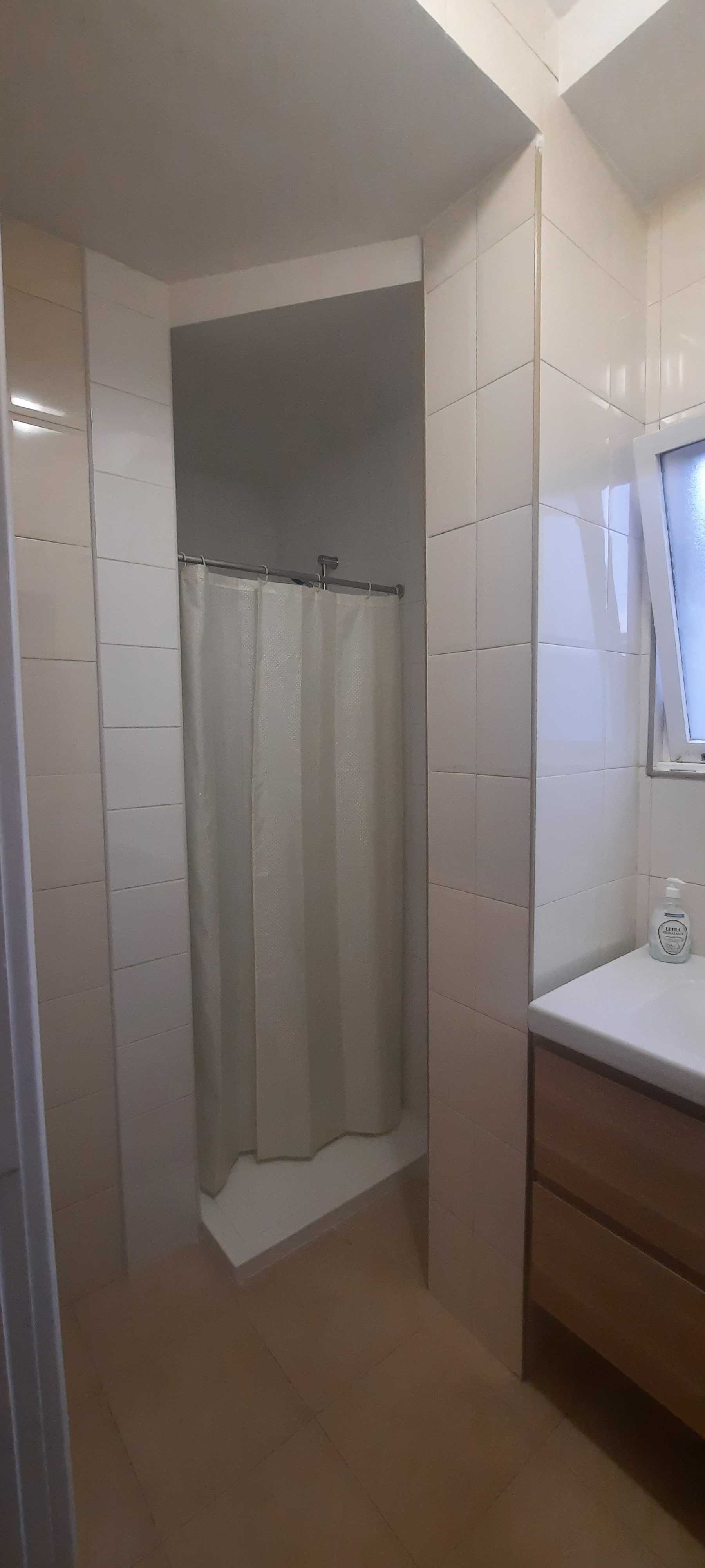 Quarto em apartamento equipado
