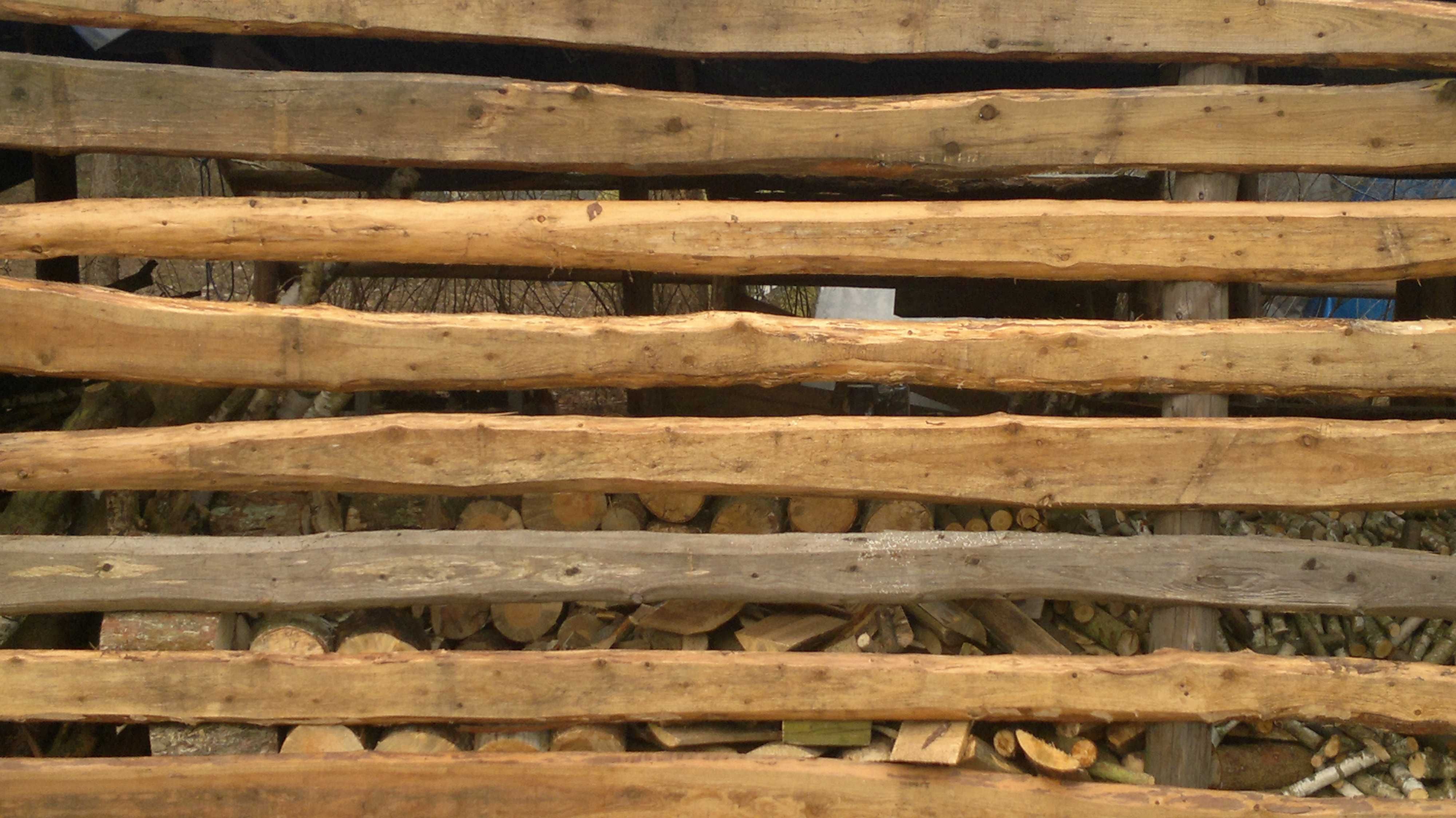 słupki z modrzewia, debu  korowane dułgosc  2,5 m ,ogrodzenie country
