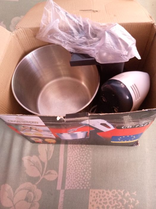 Міксер з чашею .