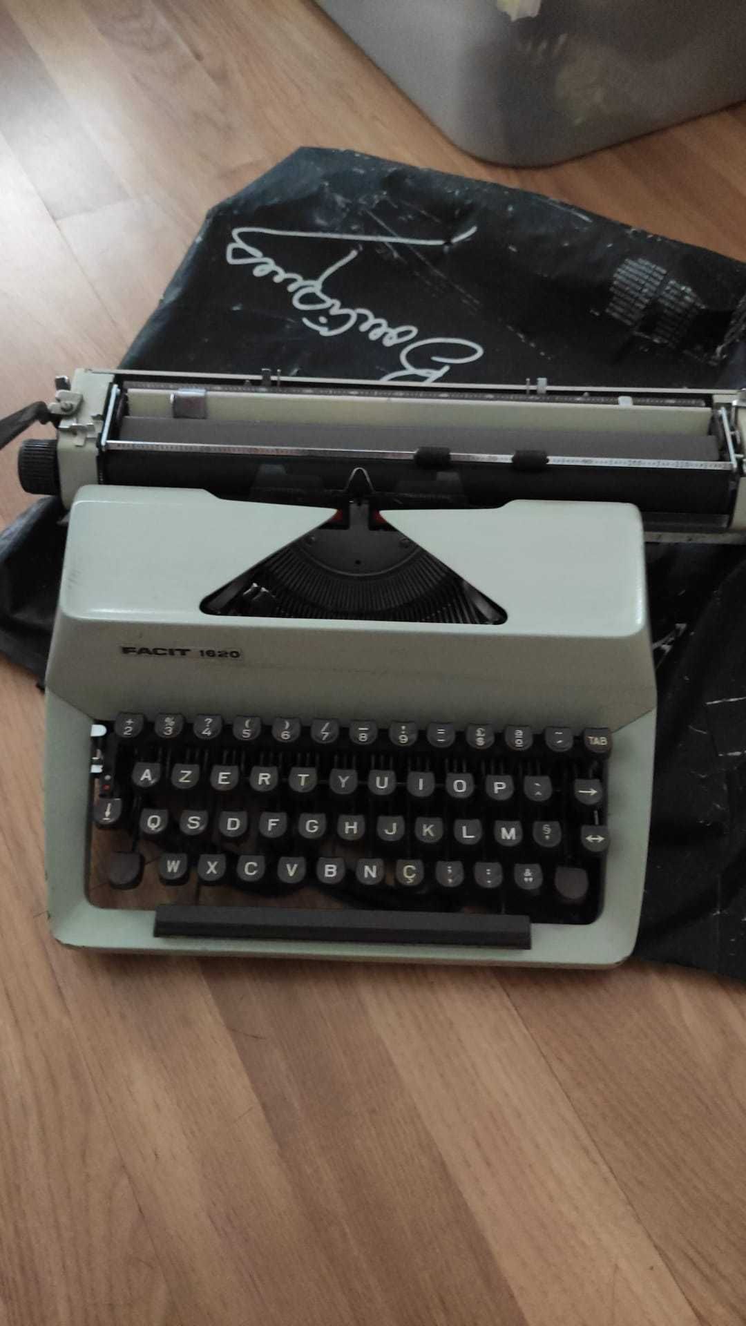 Máquina de escrever Favor 1620