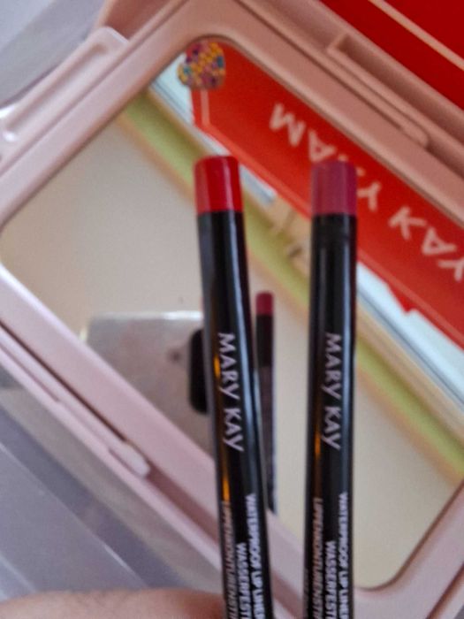 Konturówka do Ust "Red", "Hot pink "Mary Kay