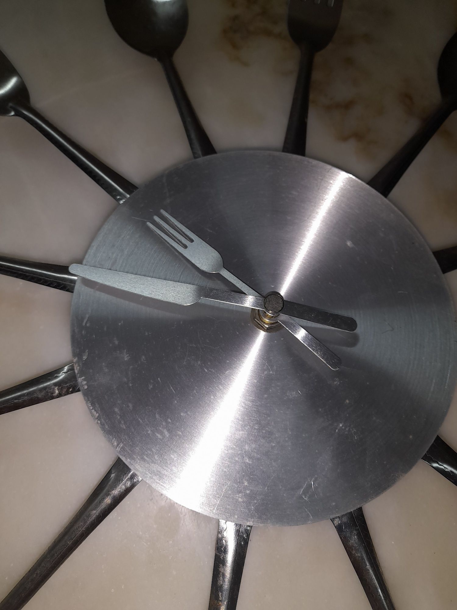 Relógio de cozinha, horas e ponteiros talheres em inox
