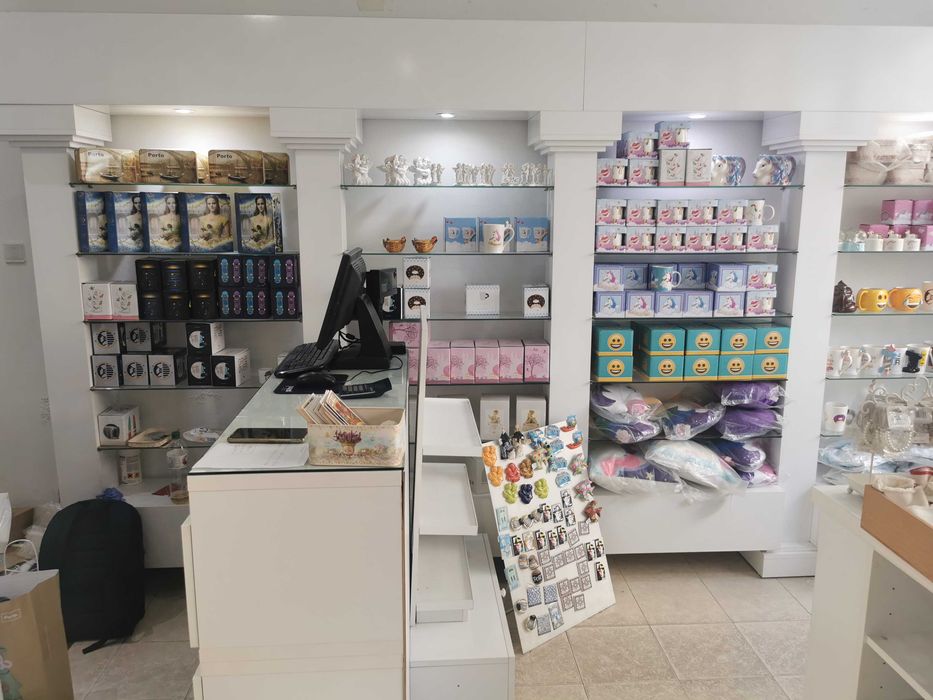 Estantes loja em mto bom estado