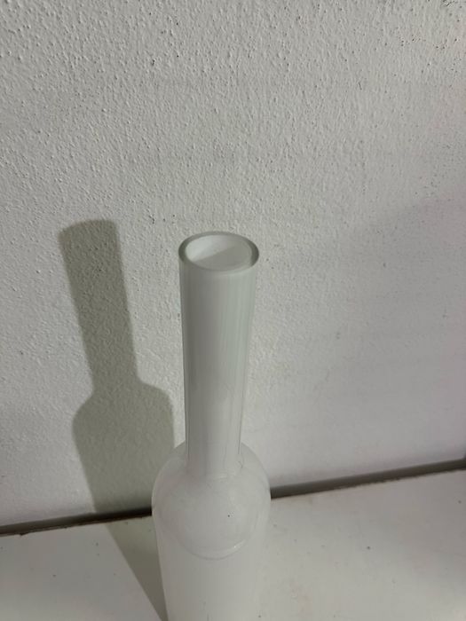 Jarra/Garrafa decorativa de vidro branco - elegante e moderna