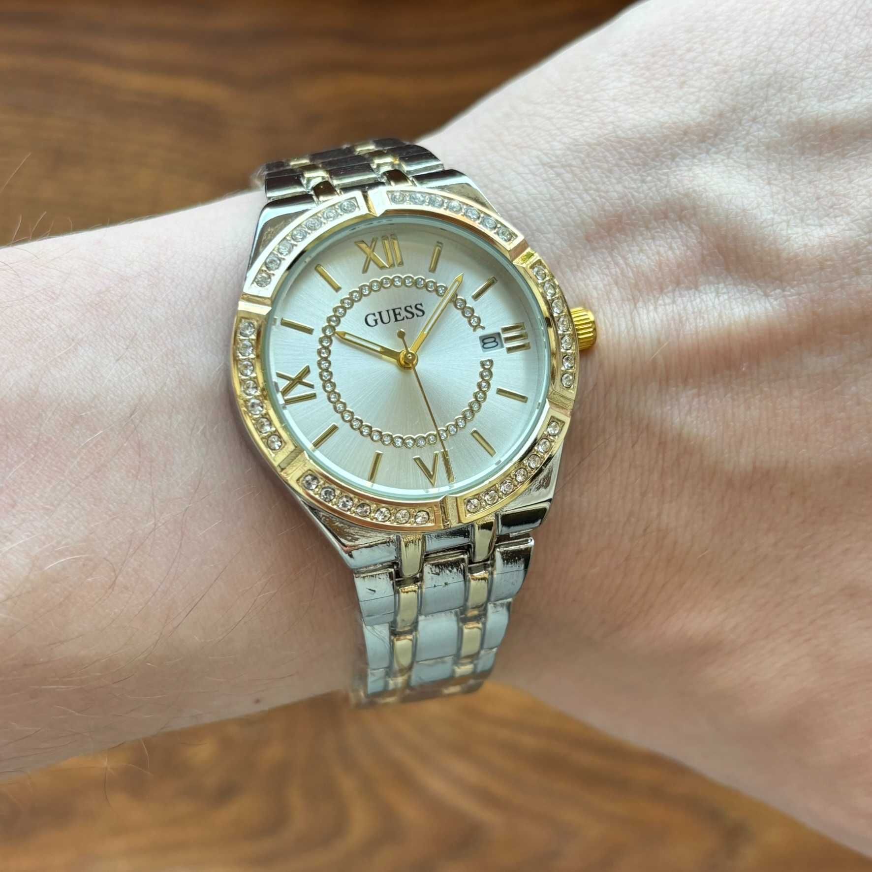 Жіночий годинник на браслеті Guess комбінованого кольору