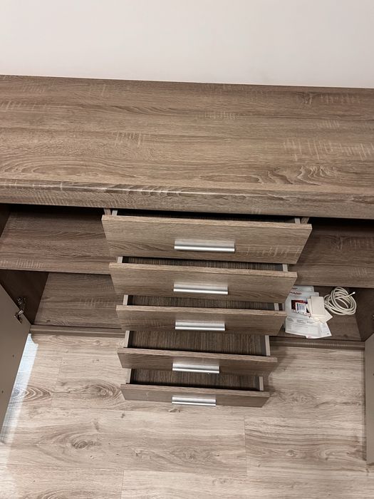 Szafkę RTV z wieloma półkami