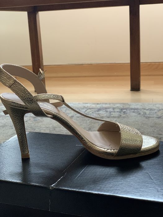 Sandalias douradas usadas 1 vez