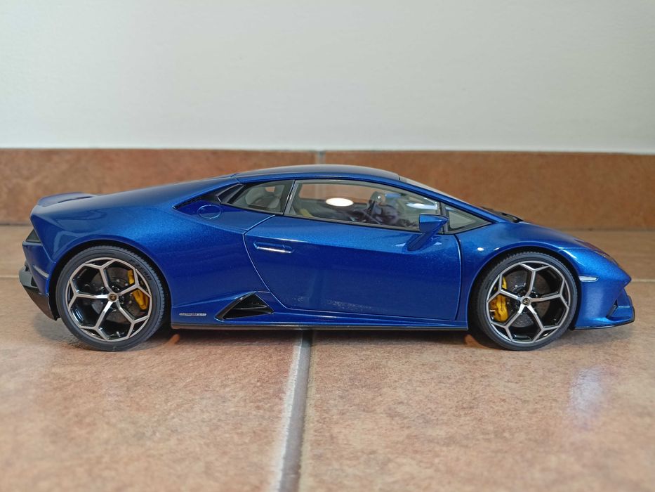 Lamborghini Huracan Evo model w skali 1:18 Autoart/otwierane elementy