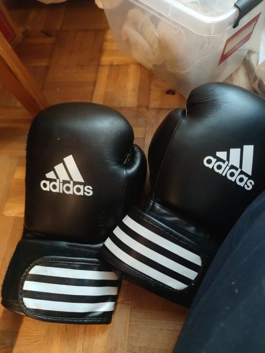 Rękawice bokserskie adidas.