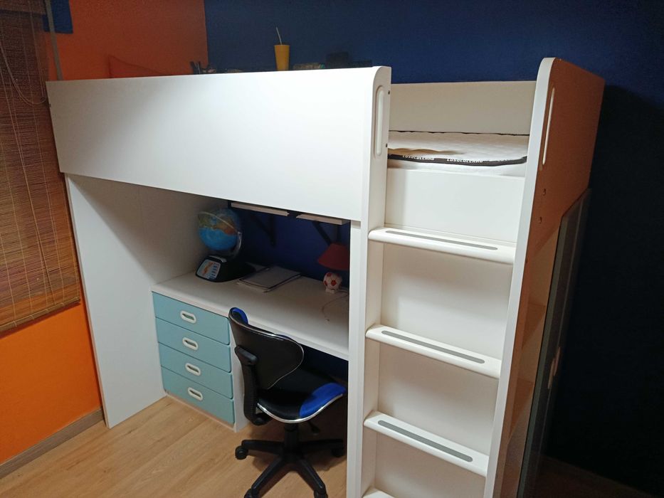 Cama com escada e secretária