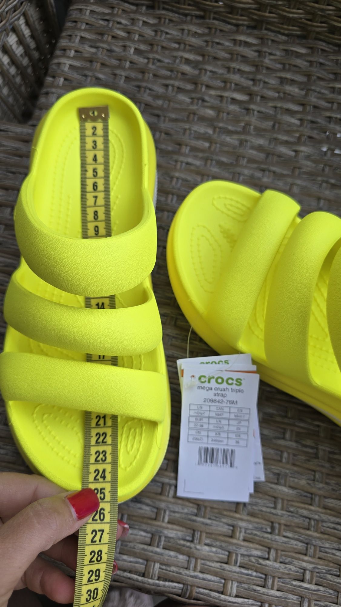 Новинка шльопки на платформі crocs  mega crush
