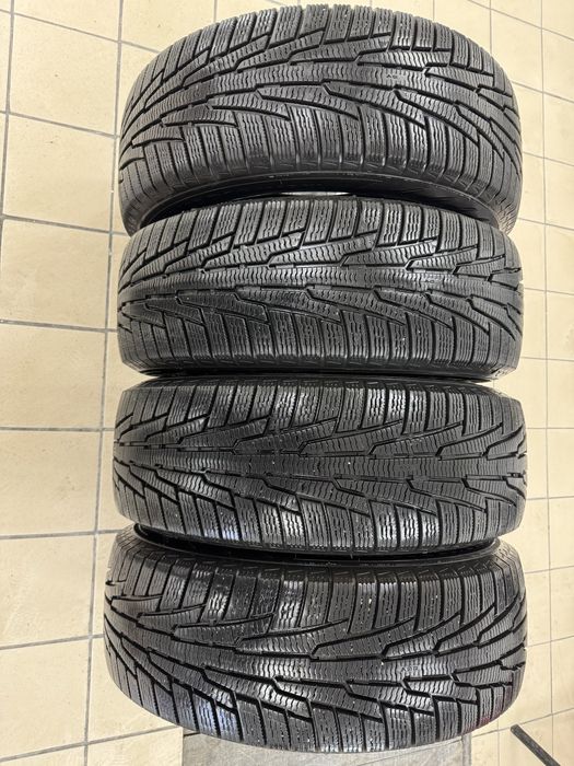 Резина зимова Nokian Tyres r16 215/65