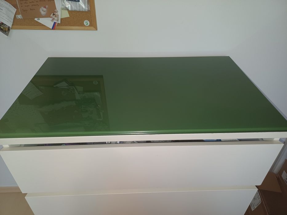 Szklany blat zielony ma komodę Ikea Malm 80x48