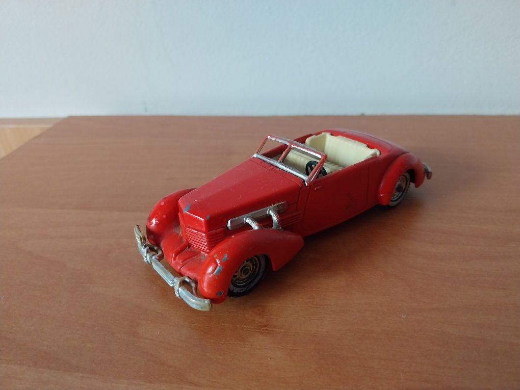 Stary, metalowy model samochodu "Cord 812" (Matchbox)