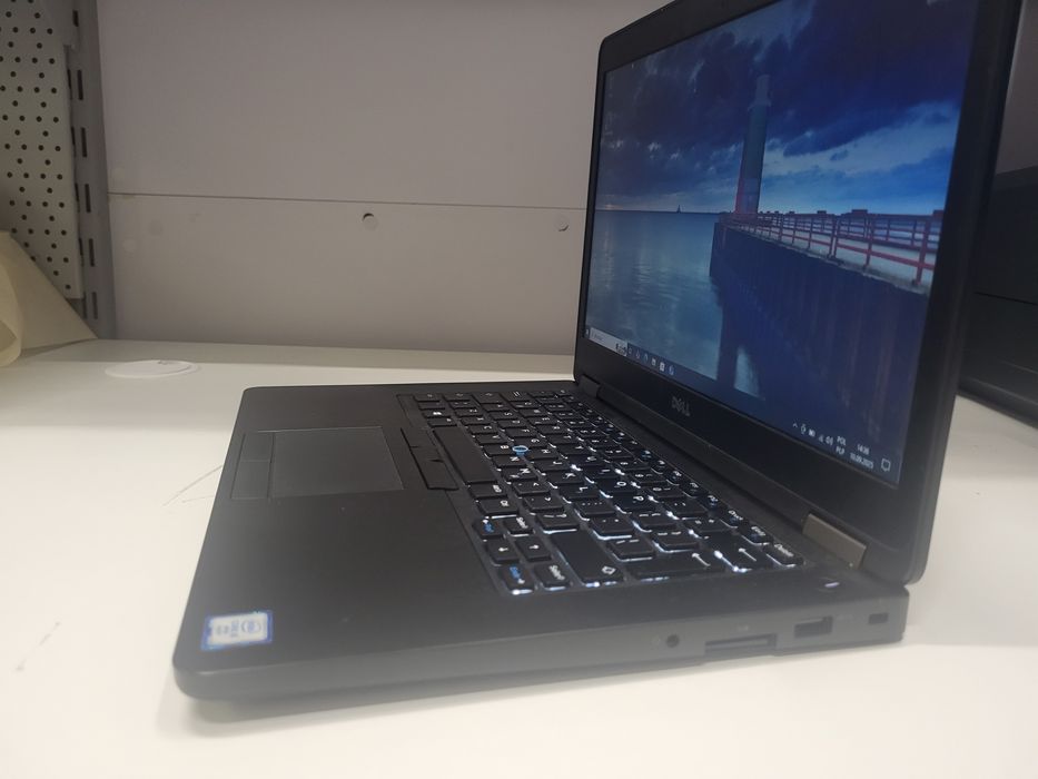 Solidny laptop Dell Latitude E5470 - wydajność i wytrzymałość w jednym