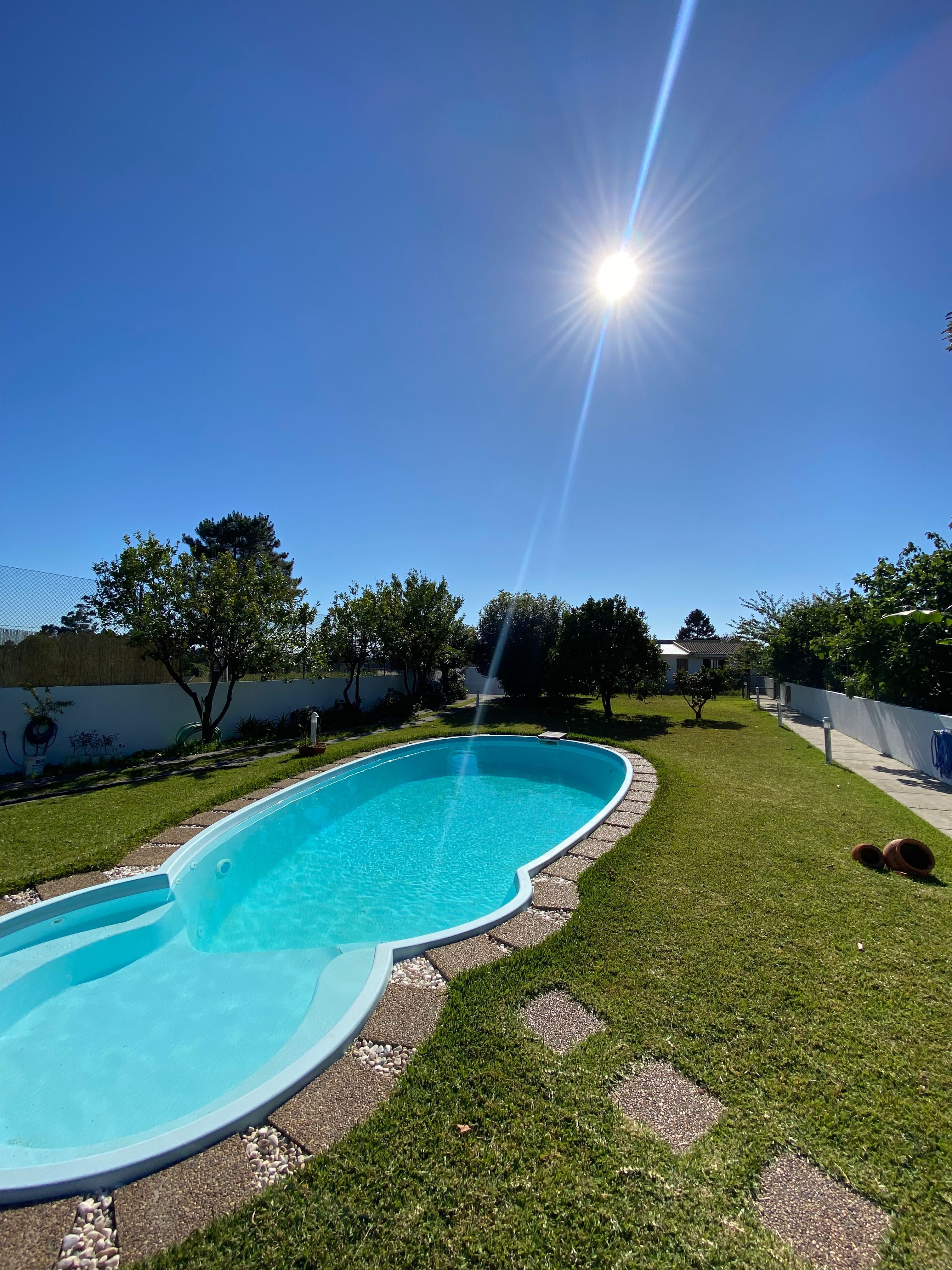 Espaço com piscina