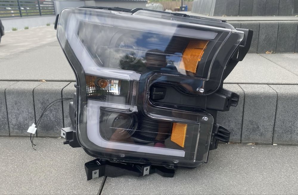 Lampa przednia Ford F150