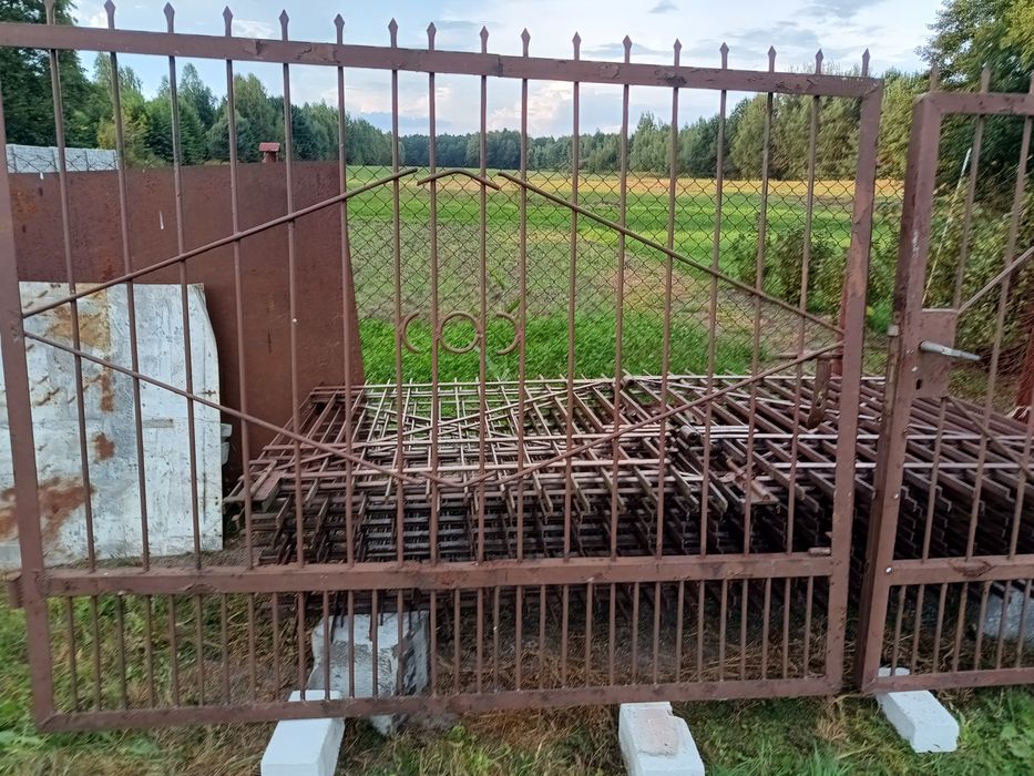 Brama wjazdowa jednoskrzydłowa i furtka, masywne, stabilne