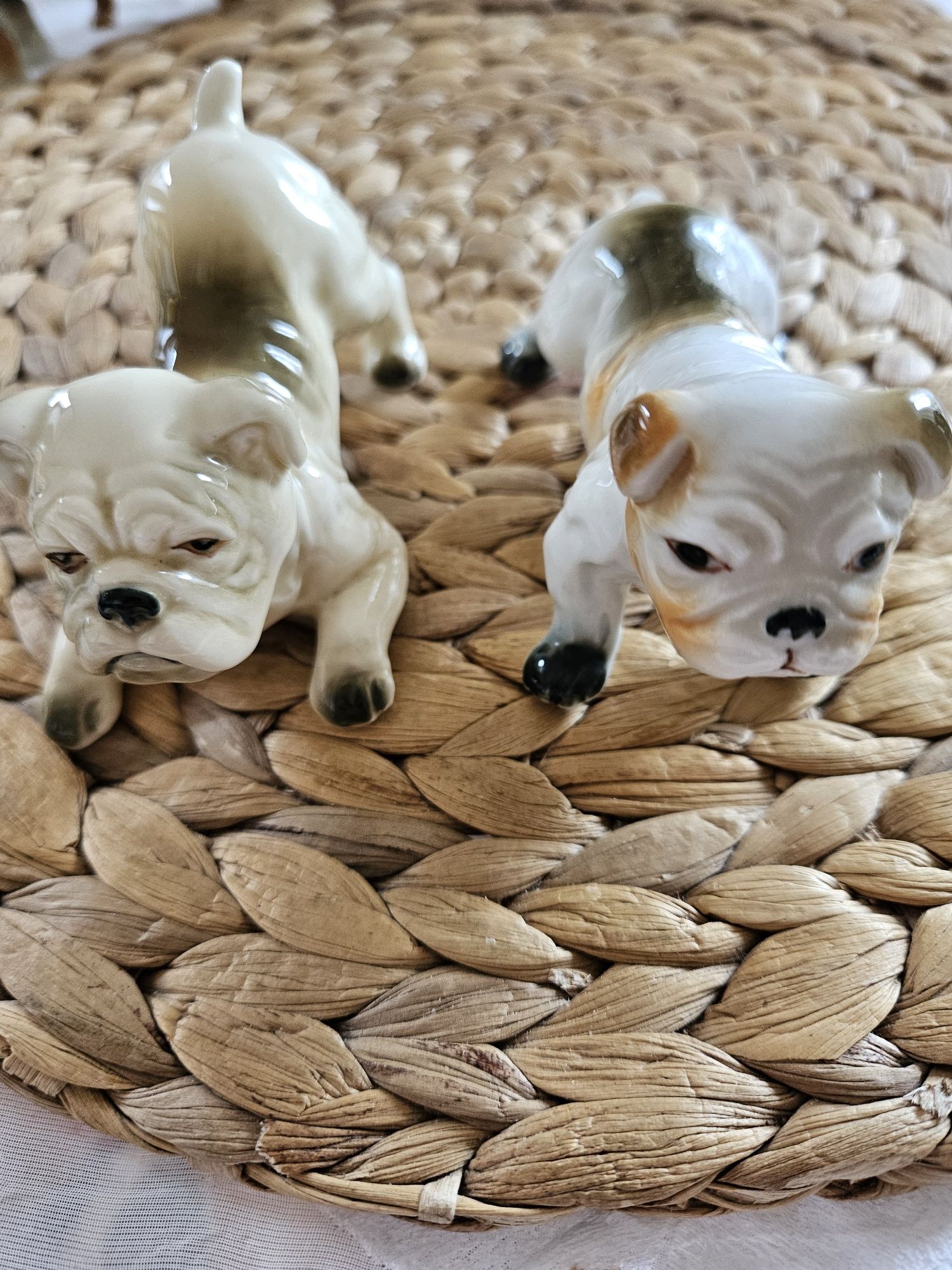Figurki psow z porcelany