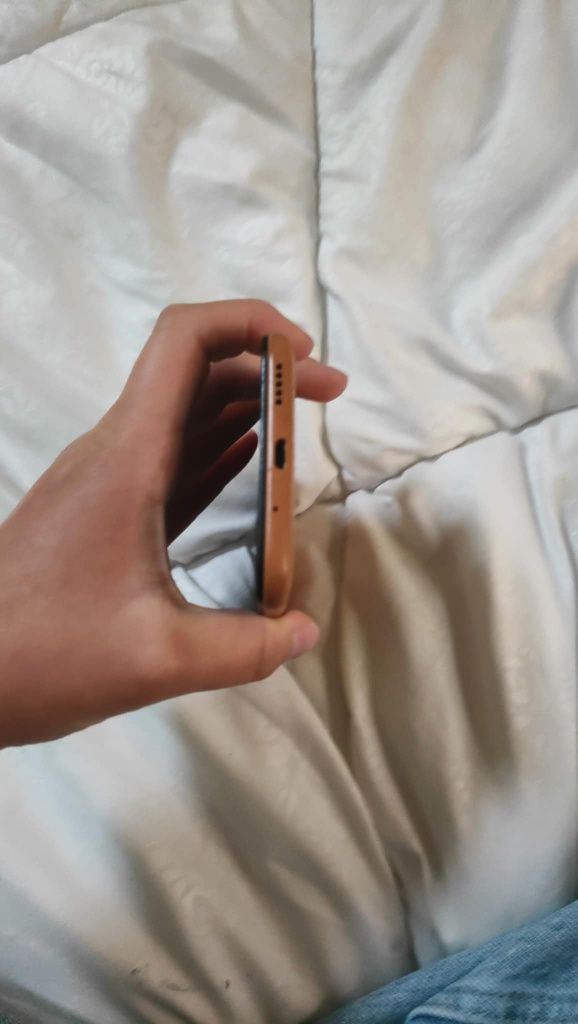 Huawei 13 mega pixel wejście mikro USB. W dobrym stanie używany raz:)