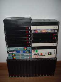 Cassetes VHS e arquivadores.