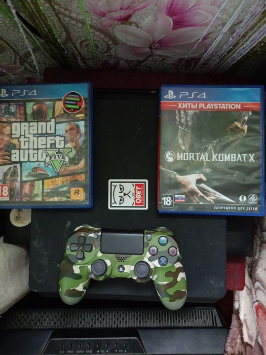 Продам Ps4 з джойстиком та двома дисками