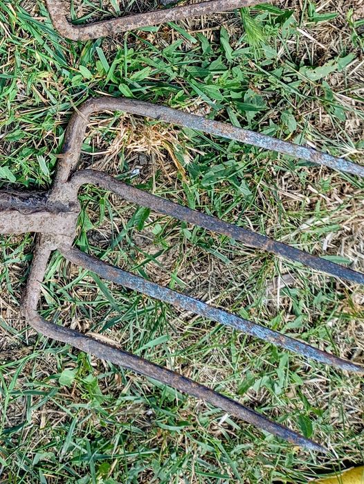 Господарський інвентар сапки лопати широкі вила