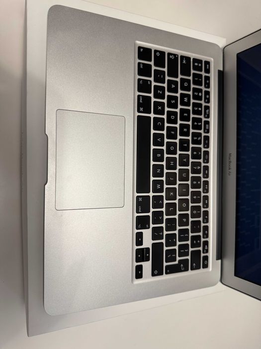 MacBook Air 13” (2017) | i5 / 8 GB RAM / 128 GB SSD | Idealny stan