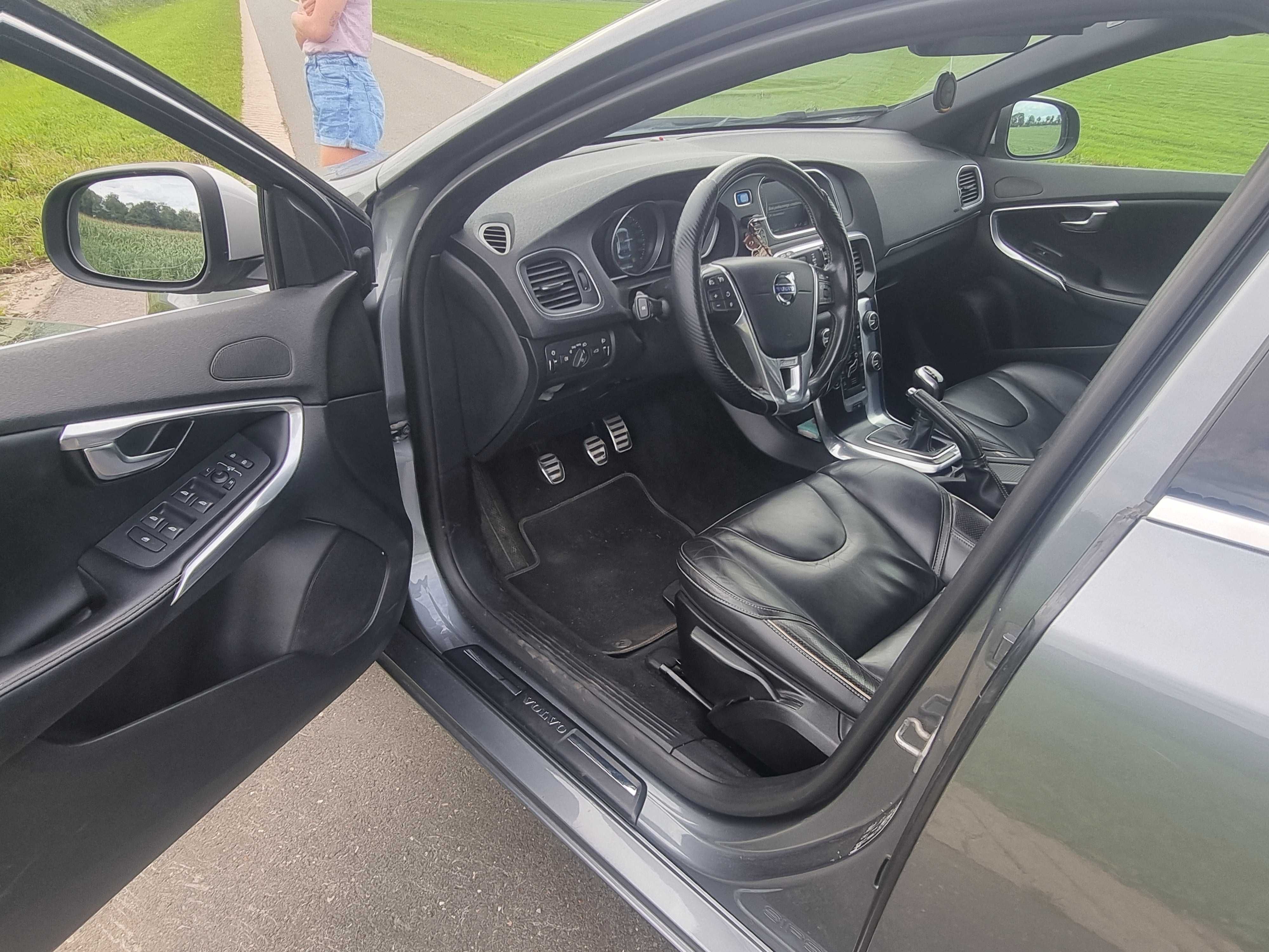 VOLVO V40 D3 2015 R design